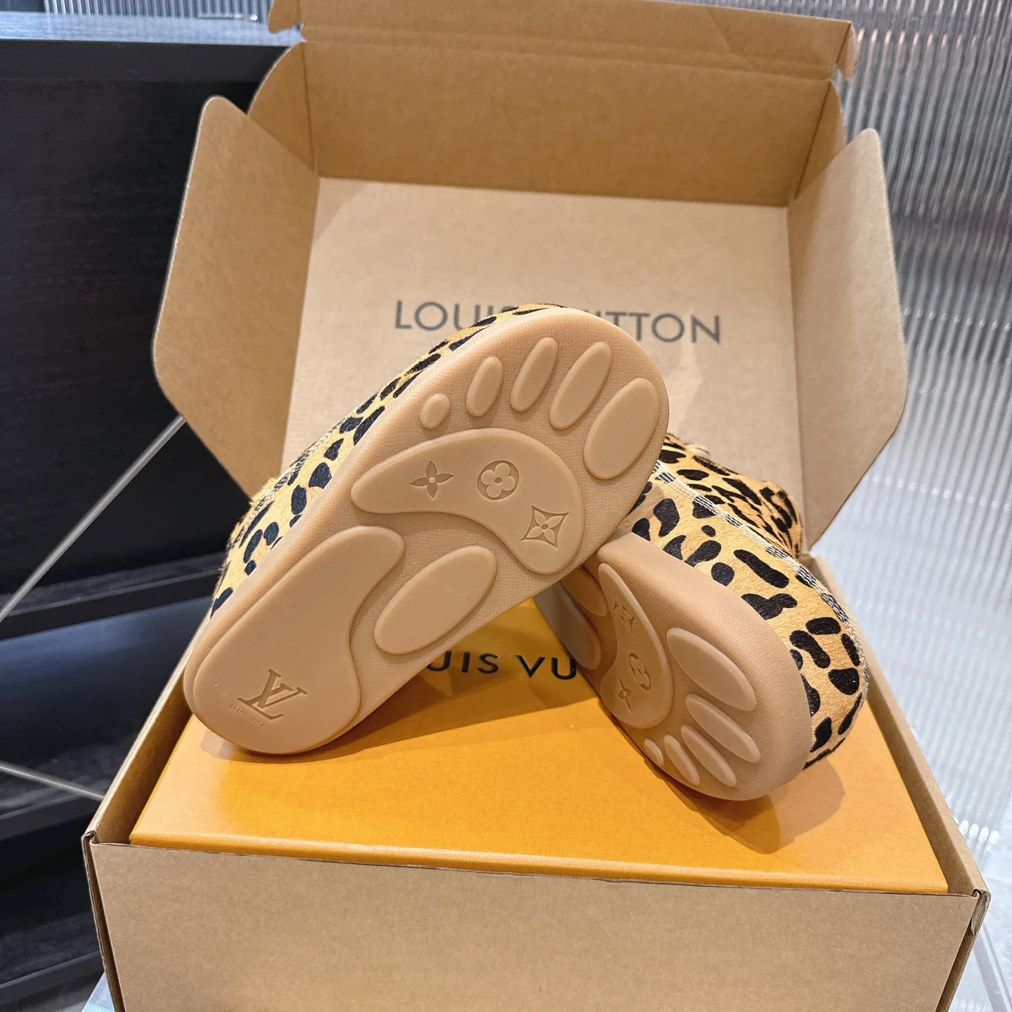 [L Family] P: 740💰 Couple model, size: women 35-41 (customized at 41 for women), 39-46 for men (customized at 45.46) The 2025 iteration of this Time Out sneaker, couple model, LV co-branded nigo, donkey brand, Louis Vuitton, ugly, cute😍Many Internet celebrities have shown off their feet, a classic and versatile item. Fabric: Imported high mercerized cow suede. Lining: high-grade elastic mesh, outsole: original molded outsole, palm print rubber outsole with hidden L letter and Monongram flower.